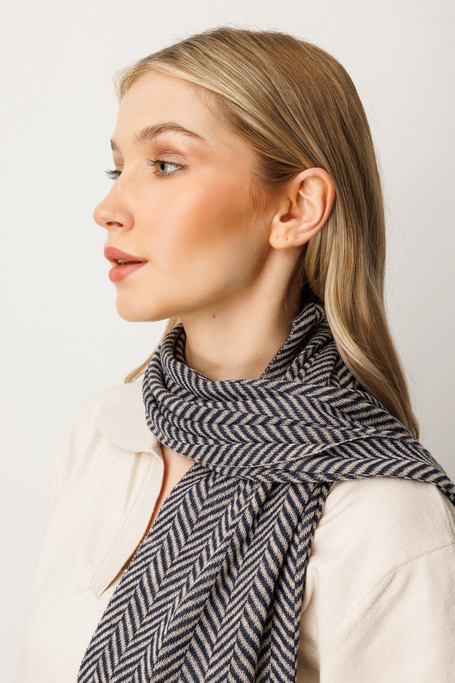 LYCIA SHAWL MARINEBLAUW-BEIGE