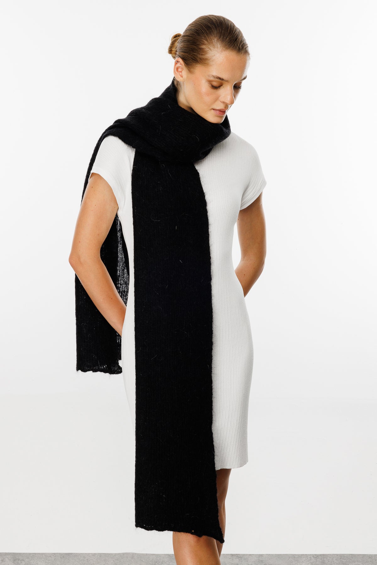 HATTUSA SJAAL ZWART-BASIC GEBREID