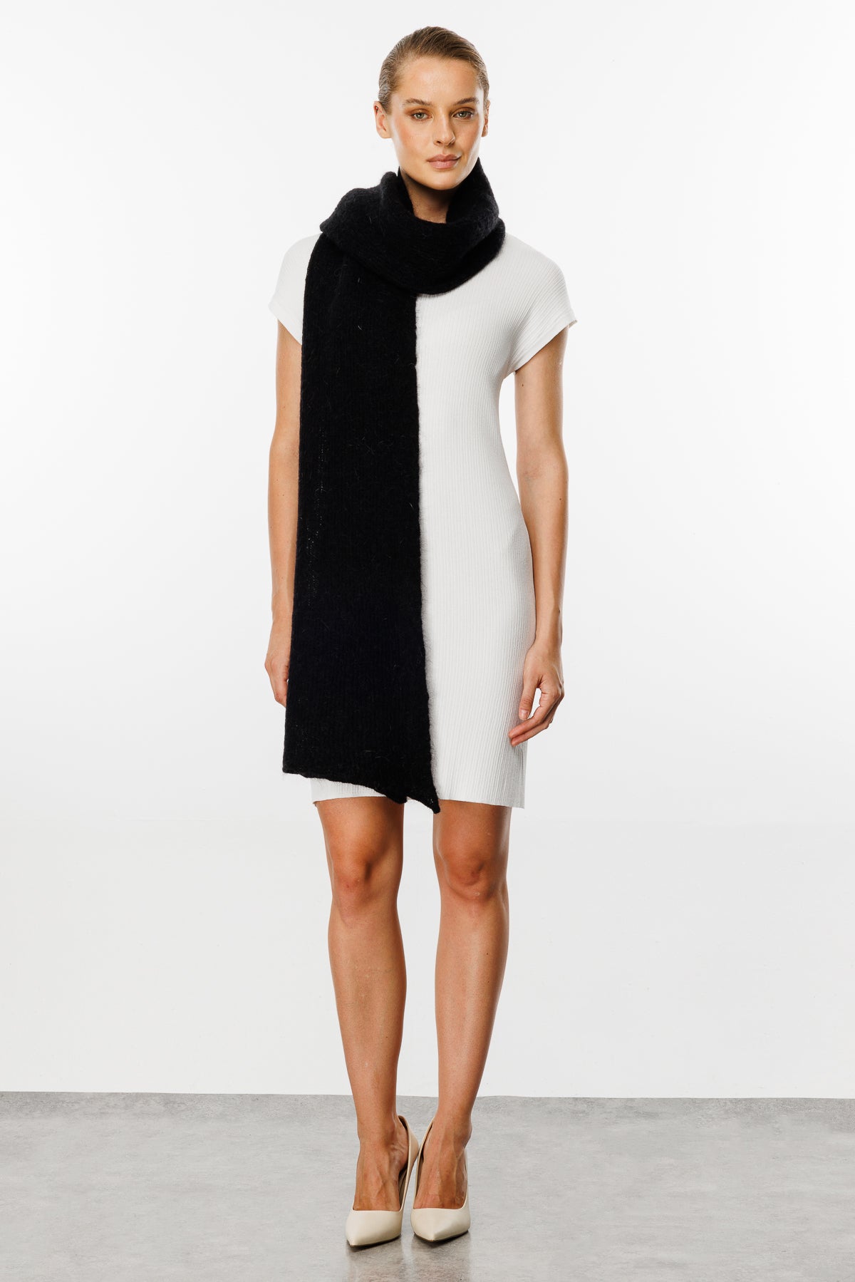 HATTUSA SJAAL ZWART-BASIC GEBREID