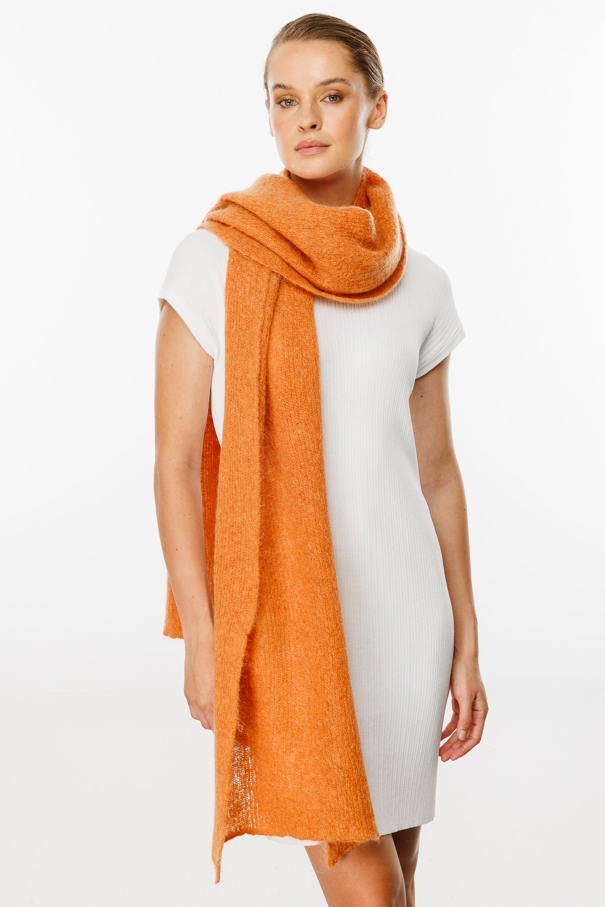 HATTUSA SJAAL ORANJE-BASIC GEBREID