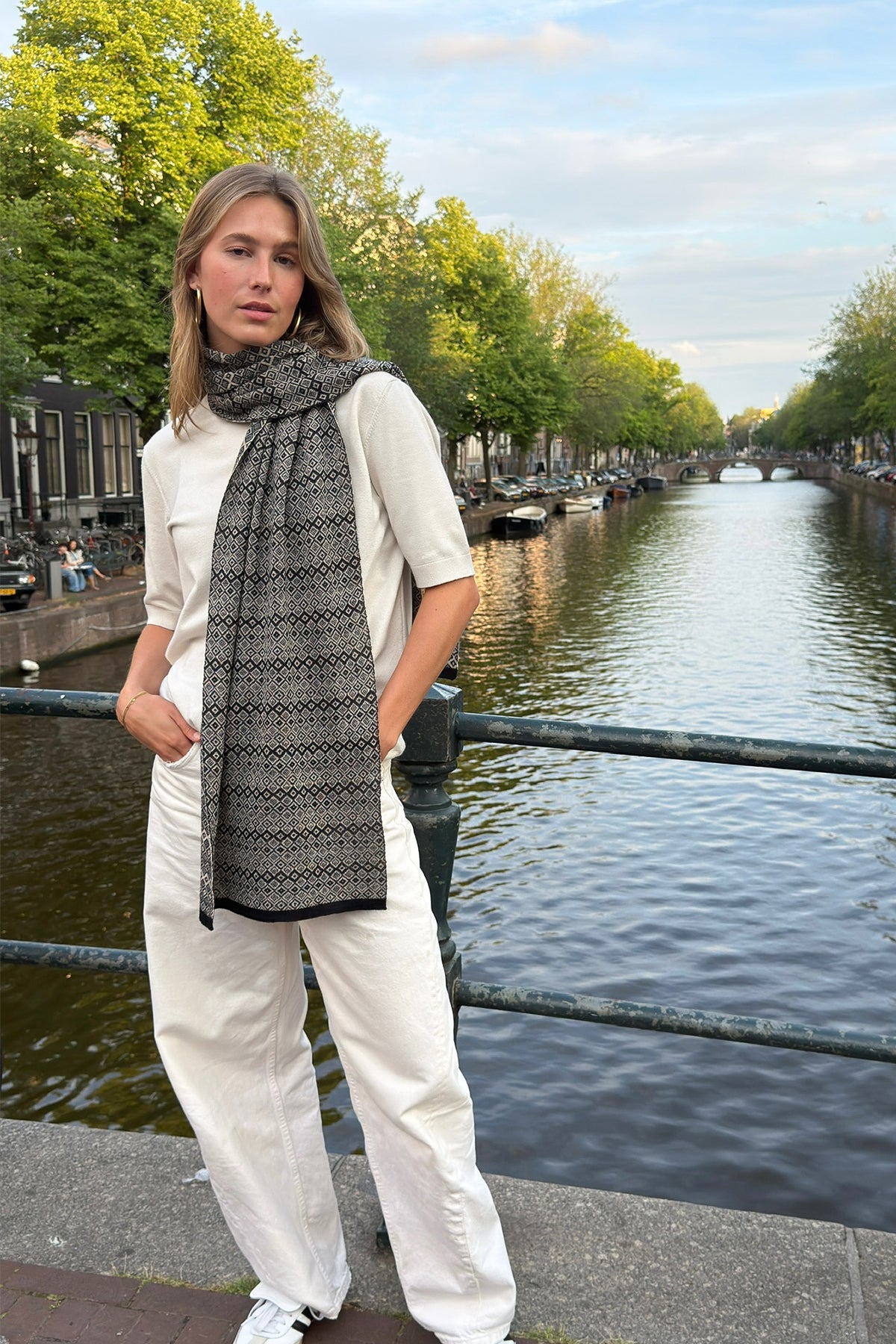 SNOWY SHAWL BLACK BEIGE