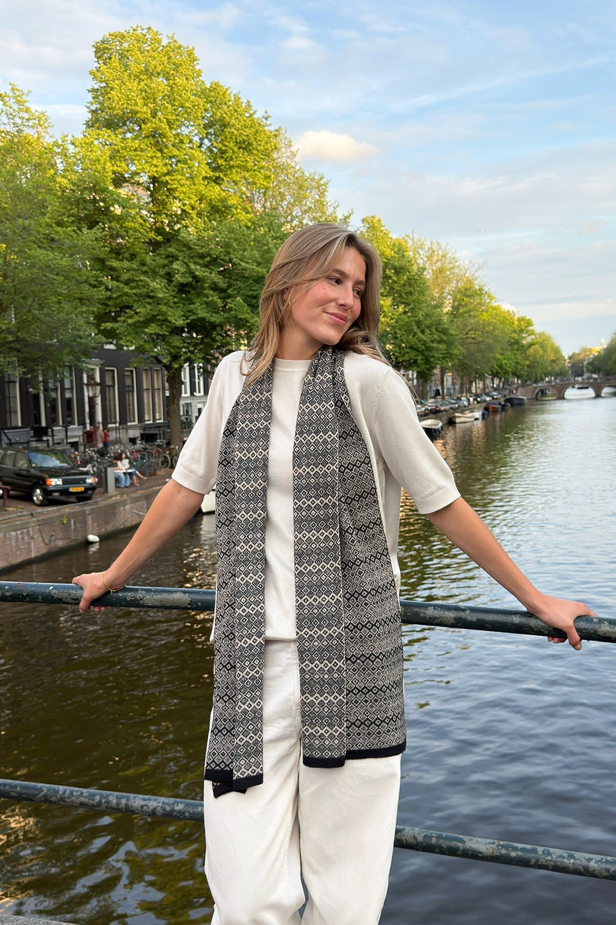SNOWY SHAWL BLACK BEIGE
