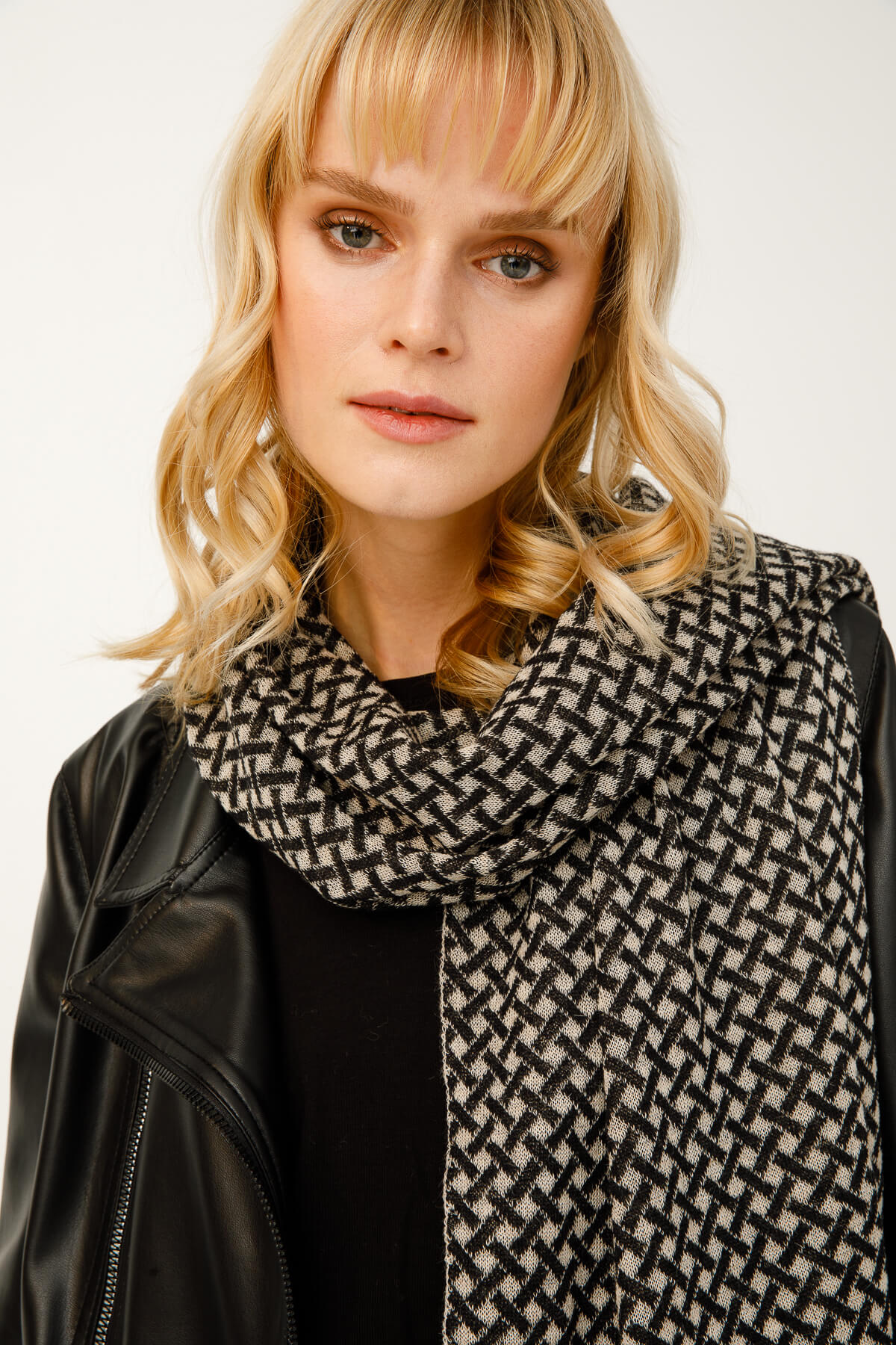 HETTIET SJAAL ZWART-BEIGE