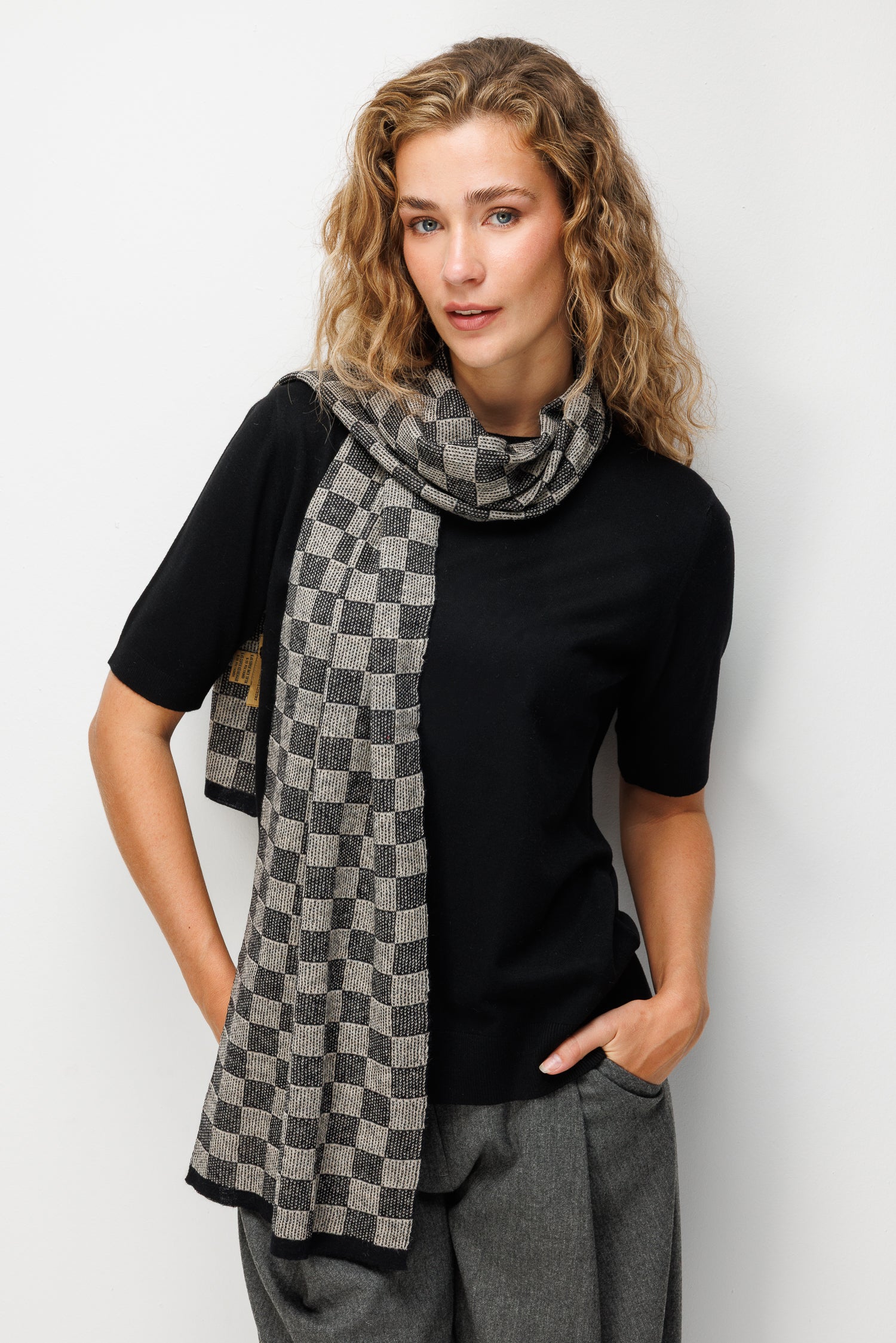 MOSAIC SHAWL BLACK-BEIGE