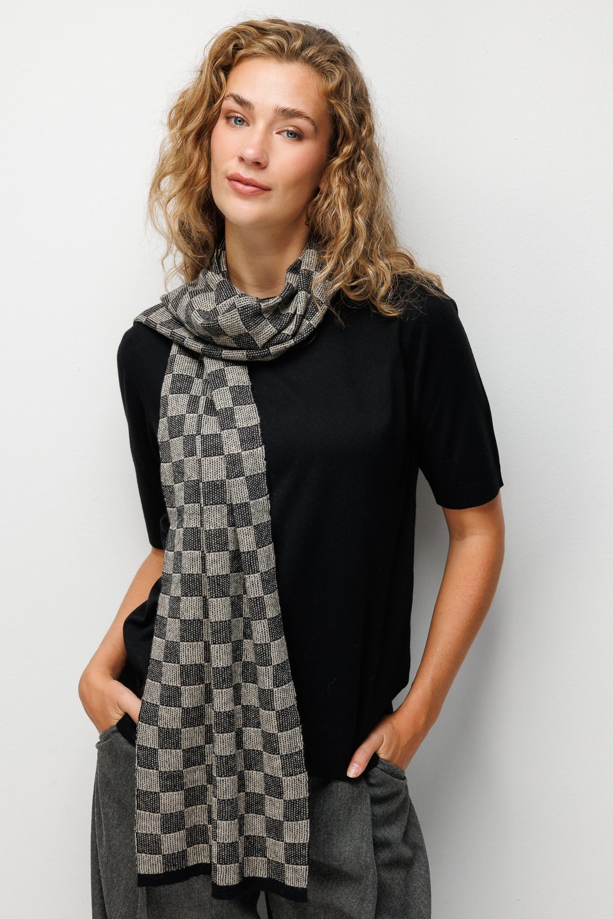 MOSAIC SHAWL BLACK-BEIGE