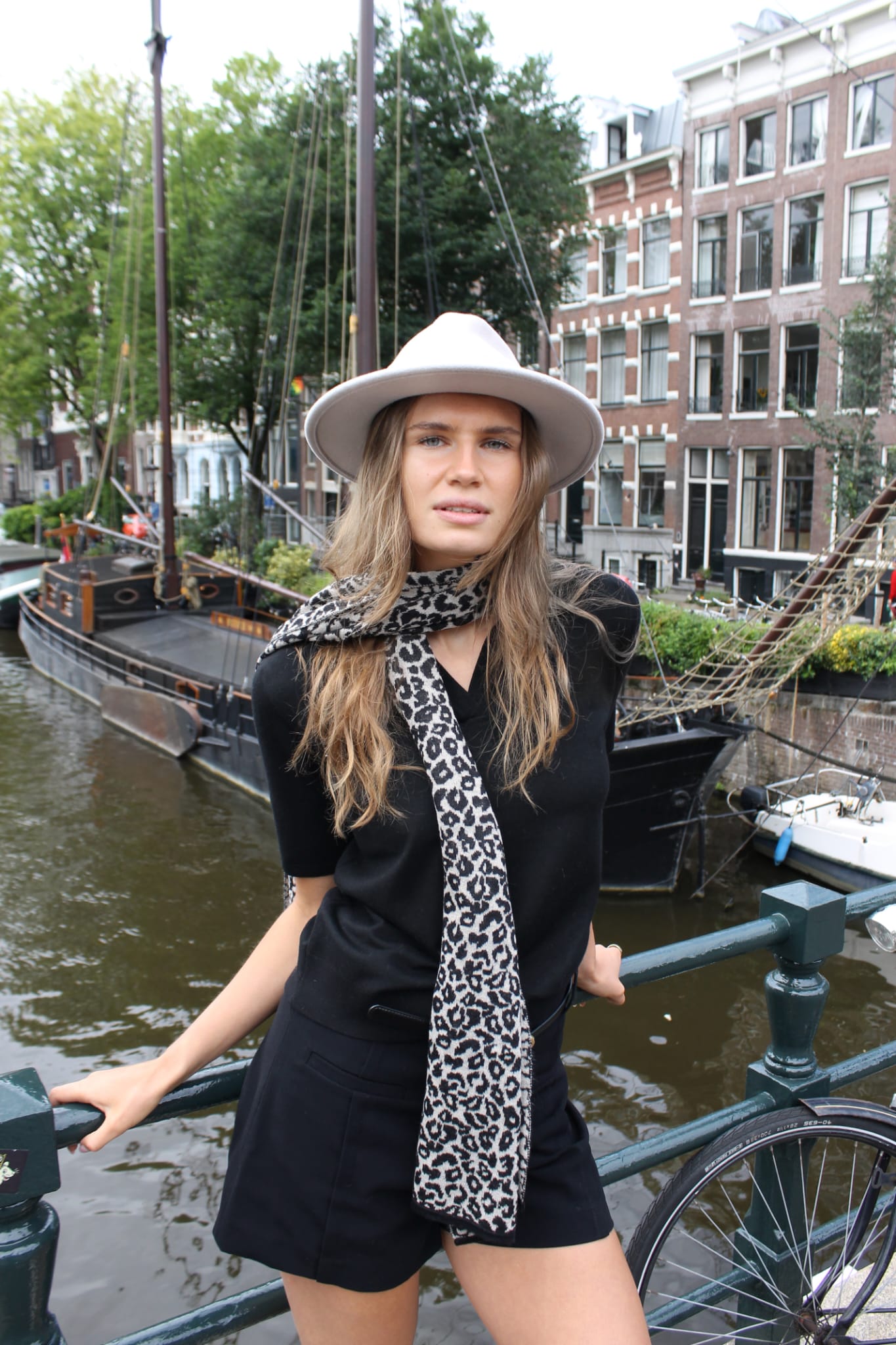 LUIPAARD SJAAL ZWART-BEIGE
